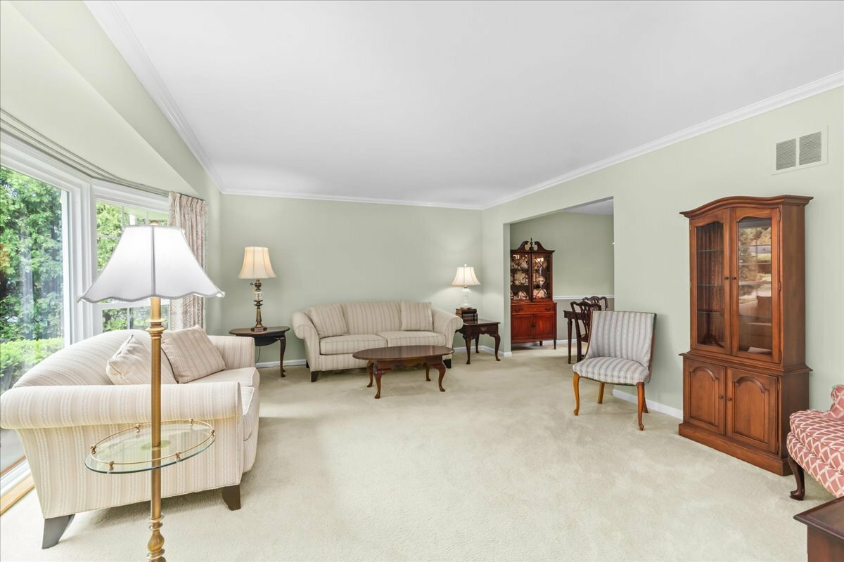 Property Photo: 1025 Oxford Road IL 60015