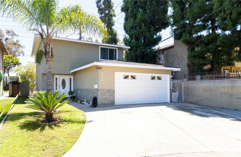 Property Photo:  900 E Sagebank Street  CA 90746 