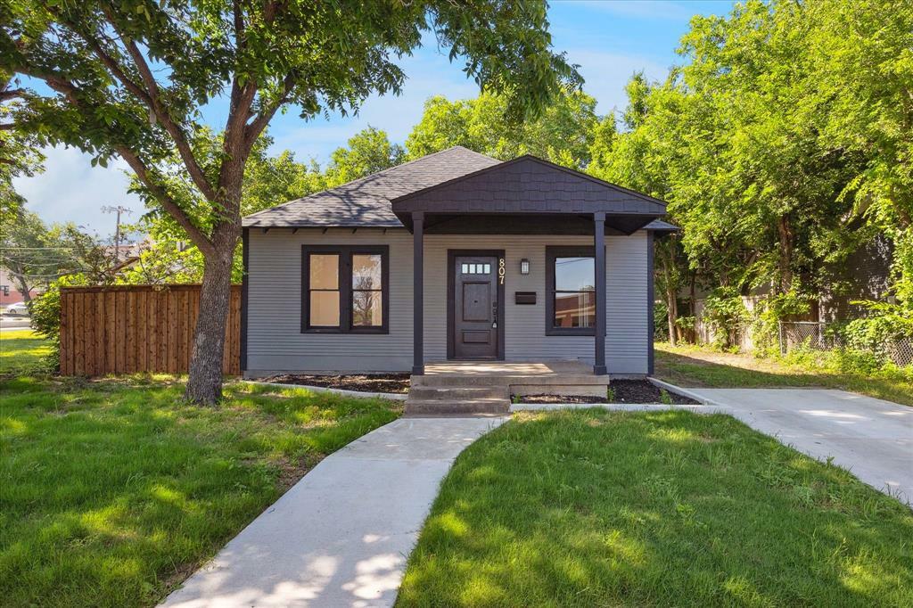 Property Photo: 807 W Morphy Street TX 76104