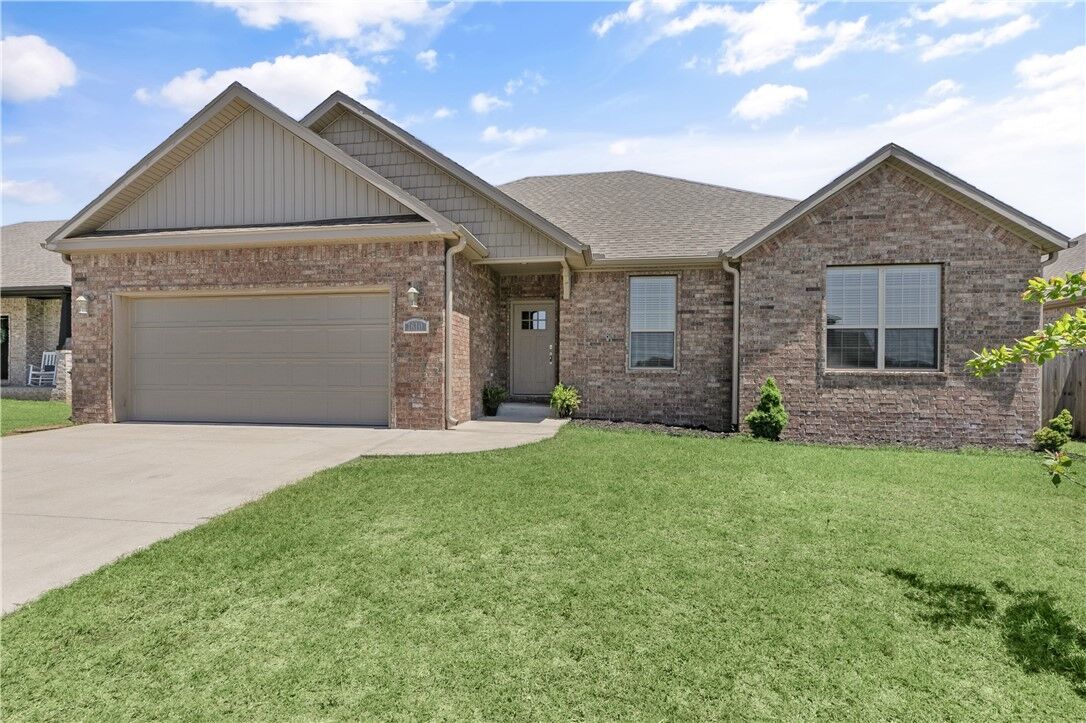 Property Photo:  1610 N Skyline Loop  AR 72719 