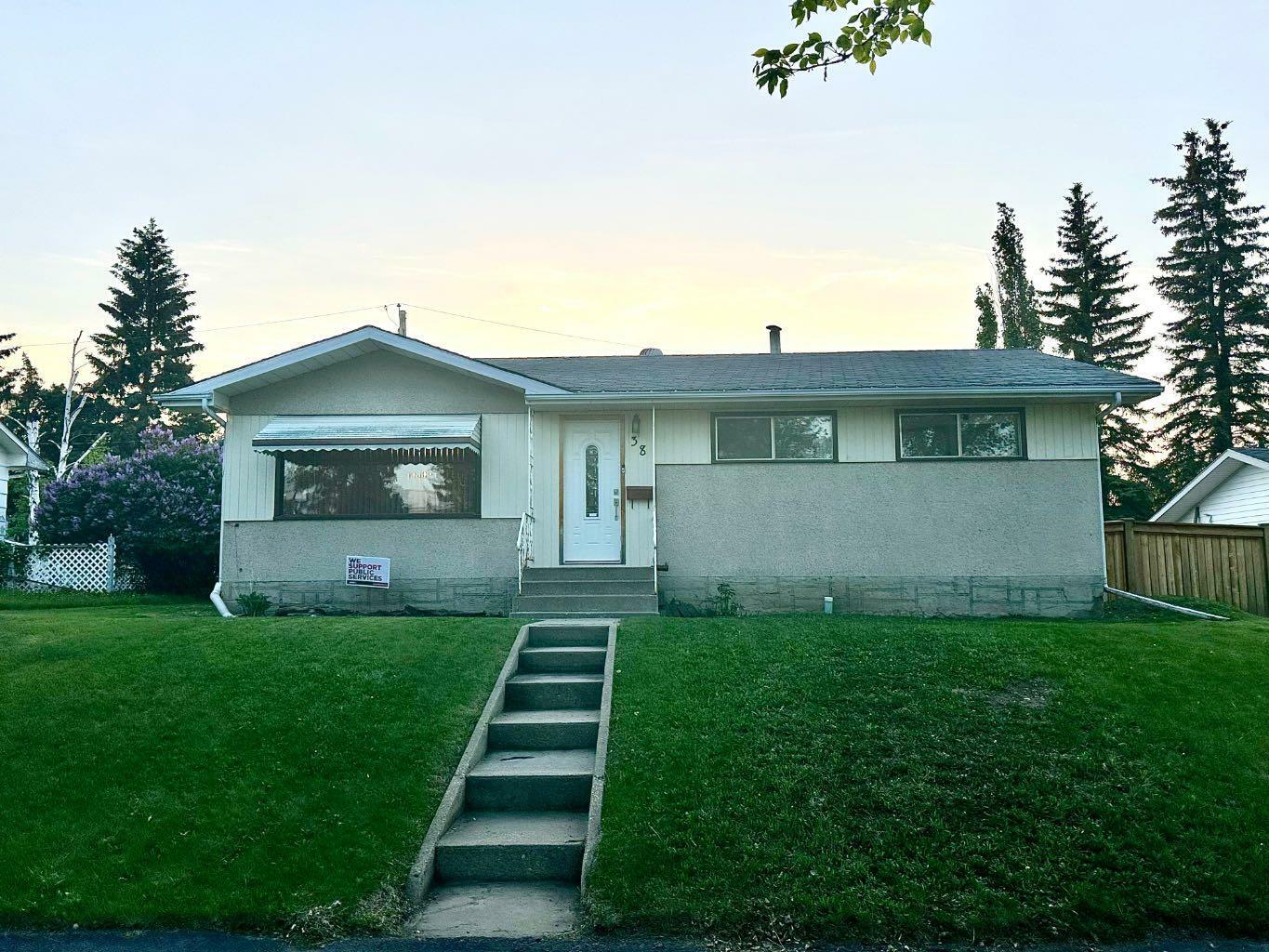 Property Photo: 38 Mt. Pleasant Drive AB T4V 2M1