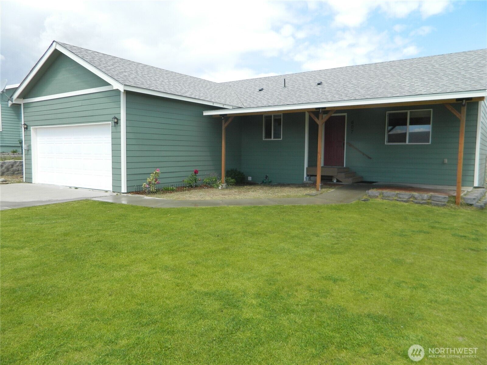 Property Photo:  607  Bramble Avenue  WA 98841 