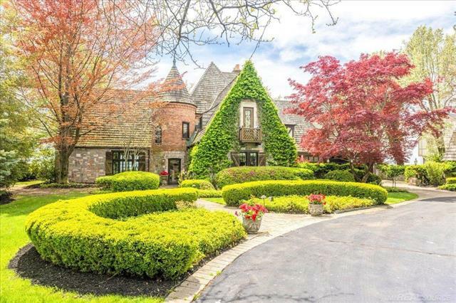 Property Photo: 49016 Pointe Lakeview Drive Drive MI 48047