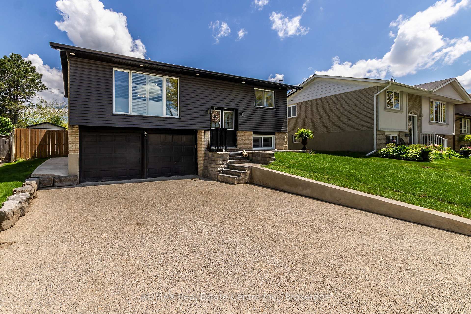 Property Photo: 44 Oakhurst Crescent N ON N2B 3K3