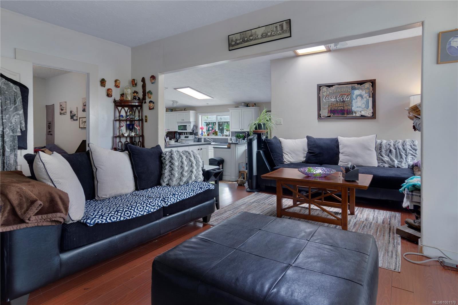 Property Photo: 762 Albert St BC V9R 2W5