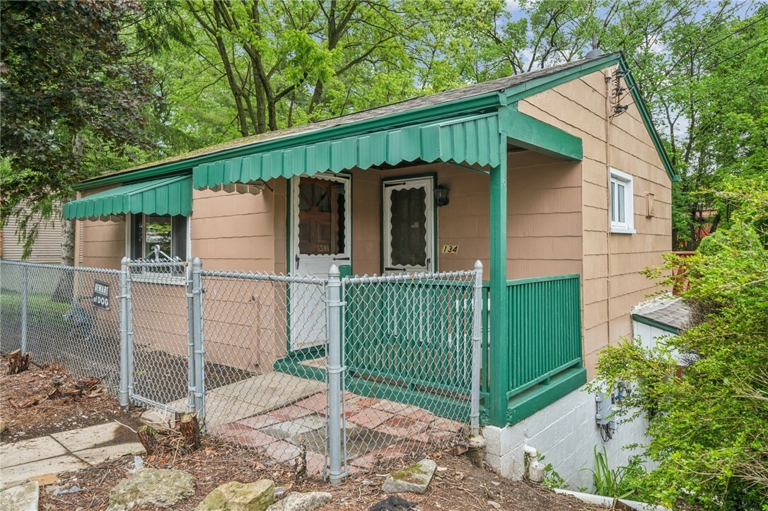 Property Photo: 134 Hamilton Dr PA 15235