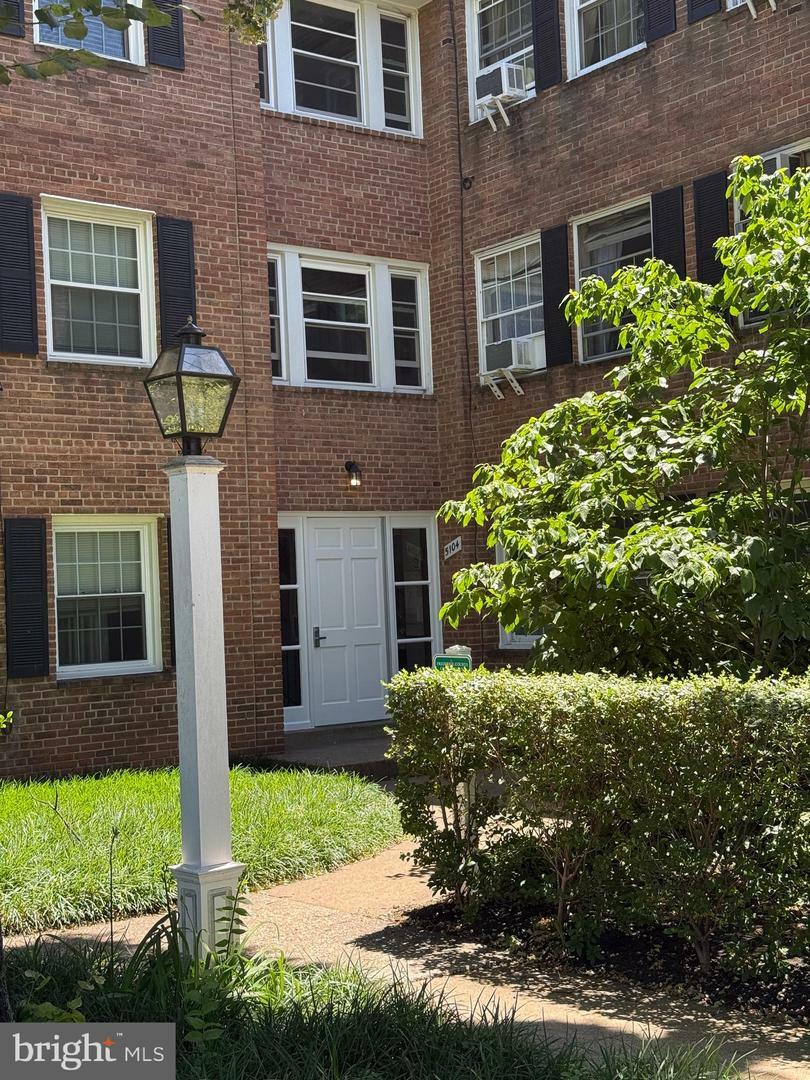 Property Photo: 5104 Columbia Pike 6 VA 22204