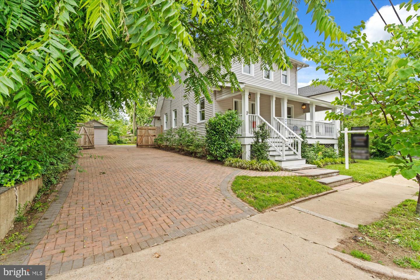 Property Photo: 213 Ashby Street VA 22305