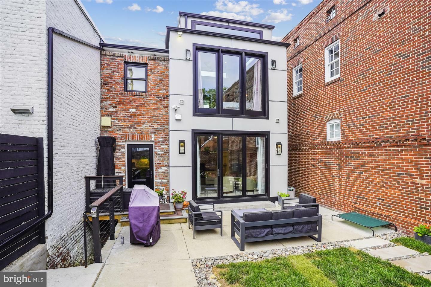 Property Photo: 1015 Duke Street VA 22314