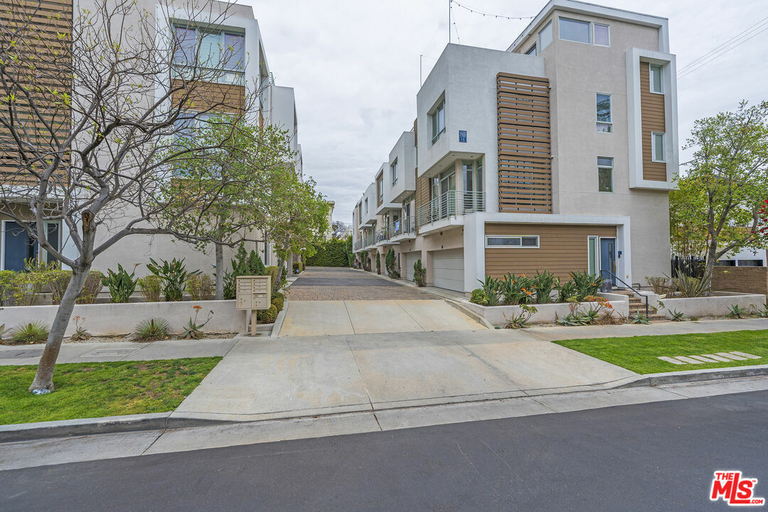 Property Photo: 1400 N Fuller Ave CA 90046