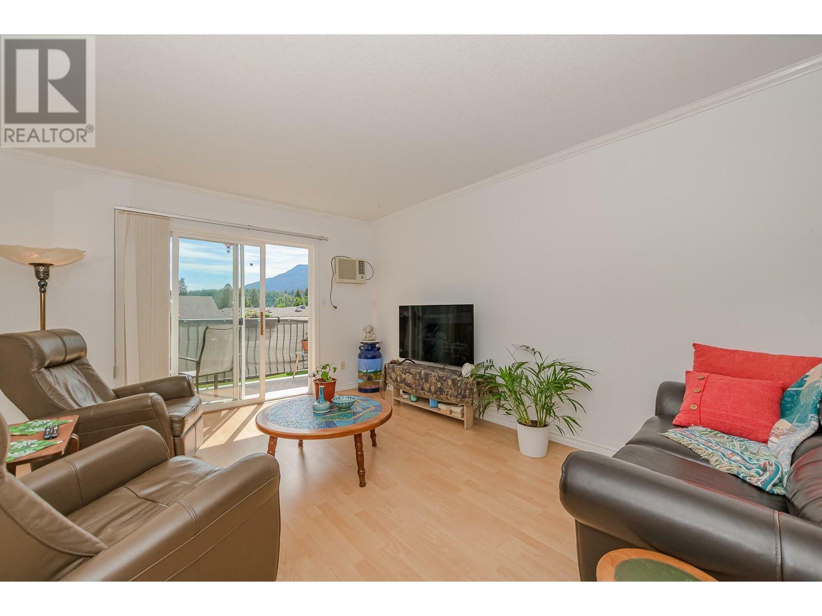 Property Photo: 211 Kildonan Avenue 214 BC V0E 1V2
