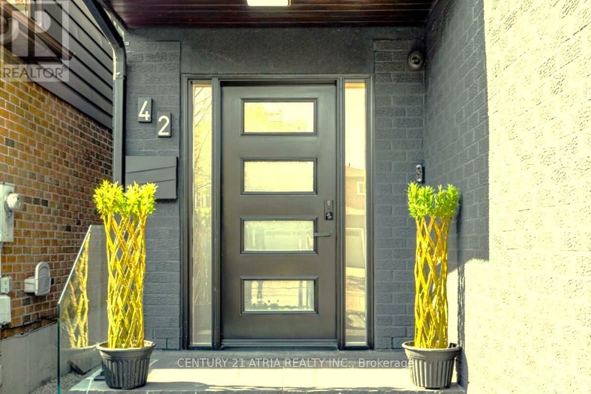 Property Photo:  42 Coventry Court  ON L4C 8B8 