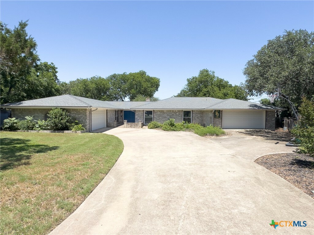 Property Photo: 105 Oakmont Circle TX 76548