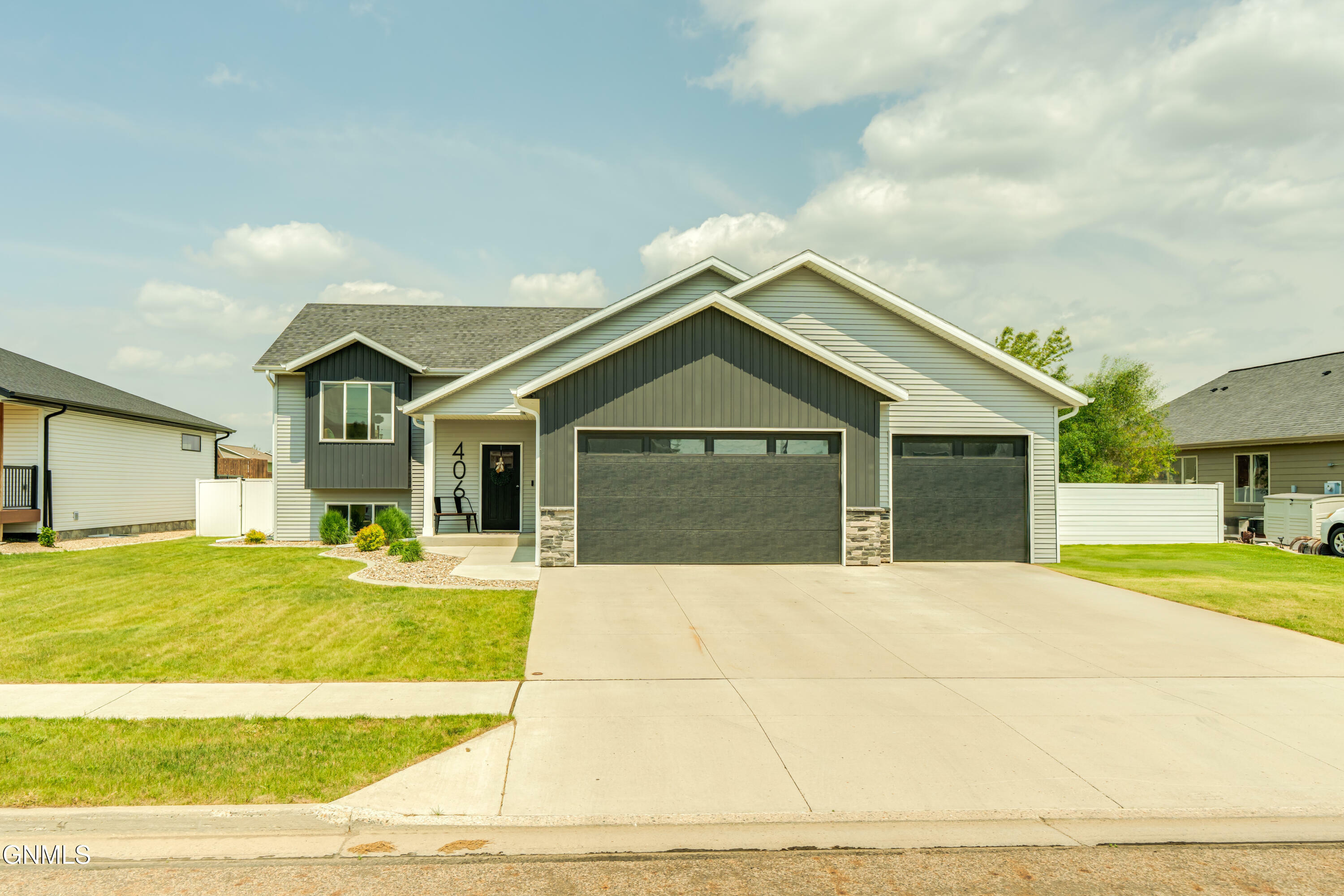 Property Photo:  406 Cobblestone Loop SW  ND 58554 