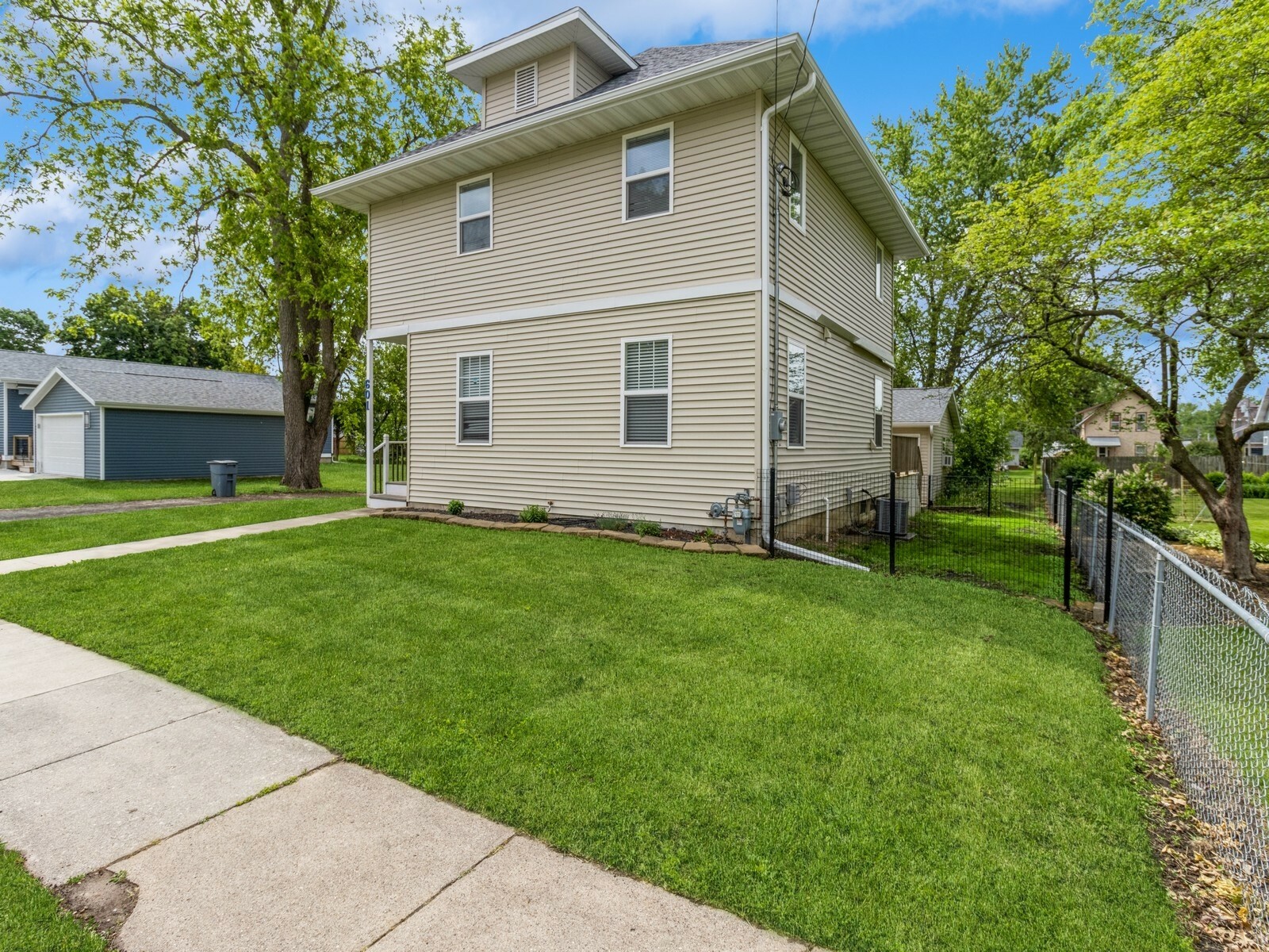 Property Photo: 601 S 3rd Avenue E IA 50208