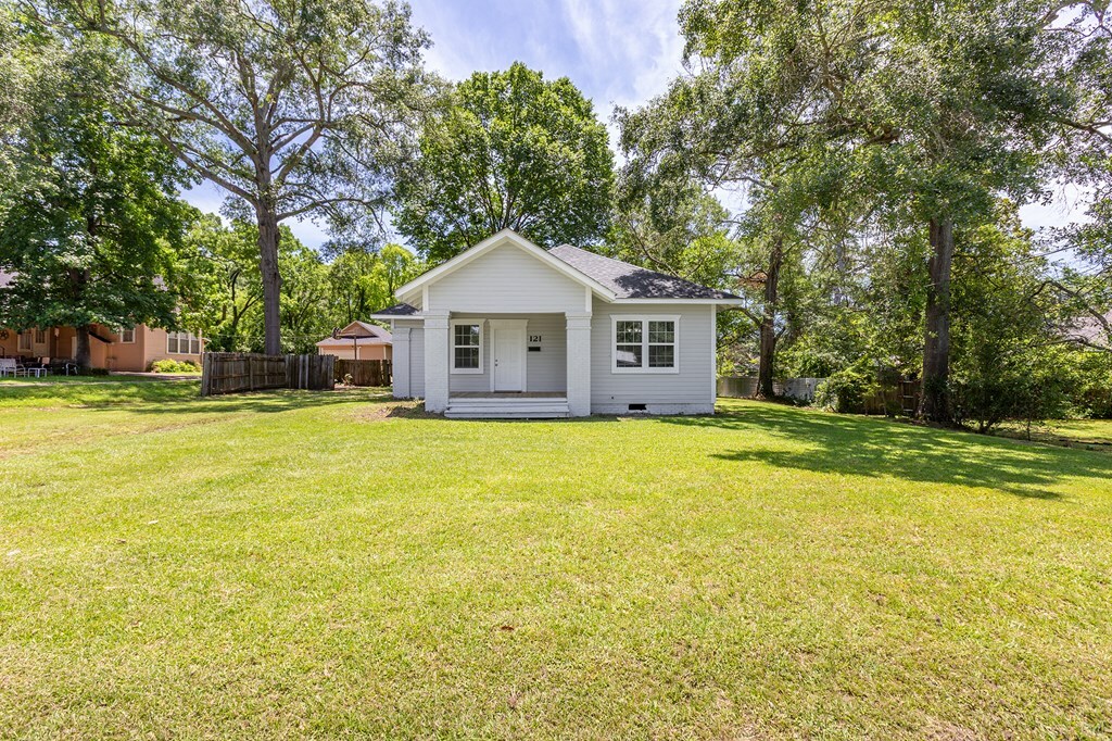 Property Photo:  121 Kerr Avenue  TX 75904 