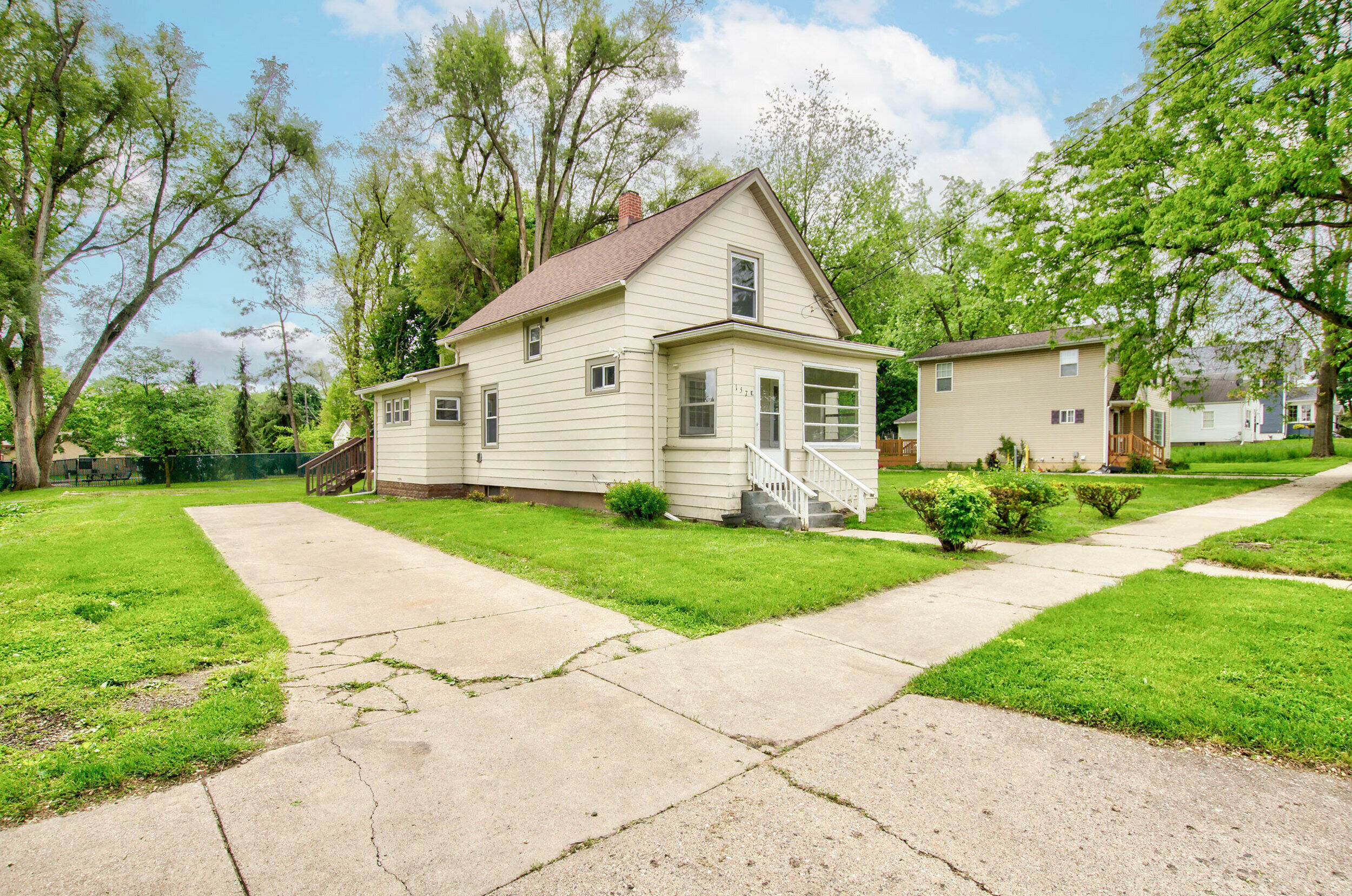 Property Photo: 157 E Mansion Street MI 49203