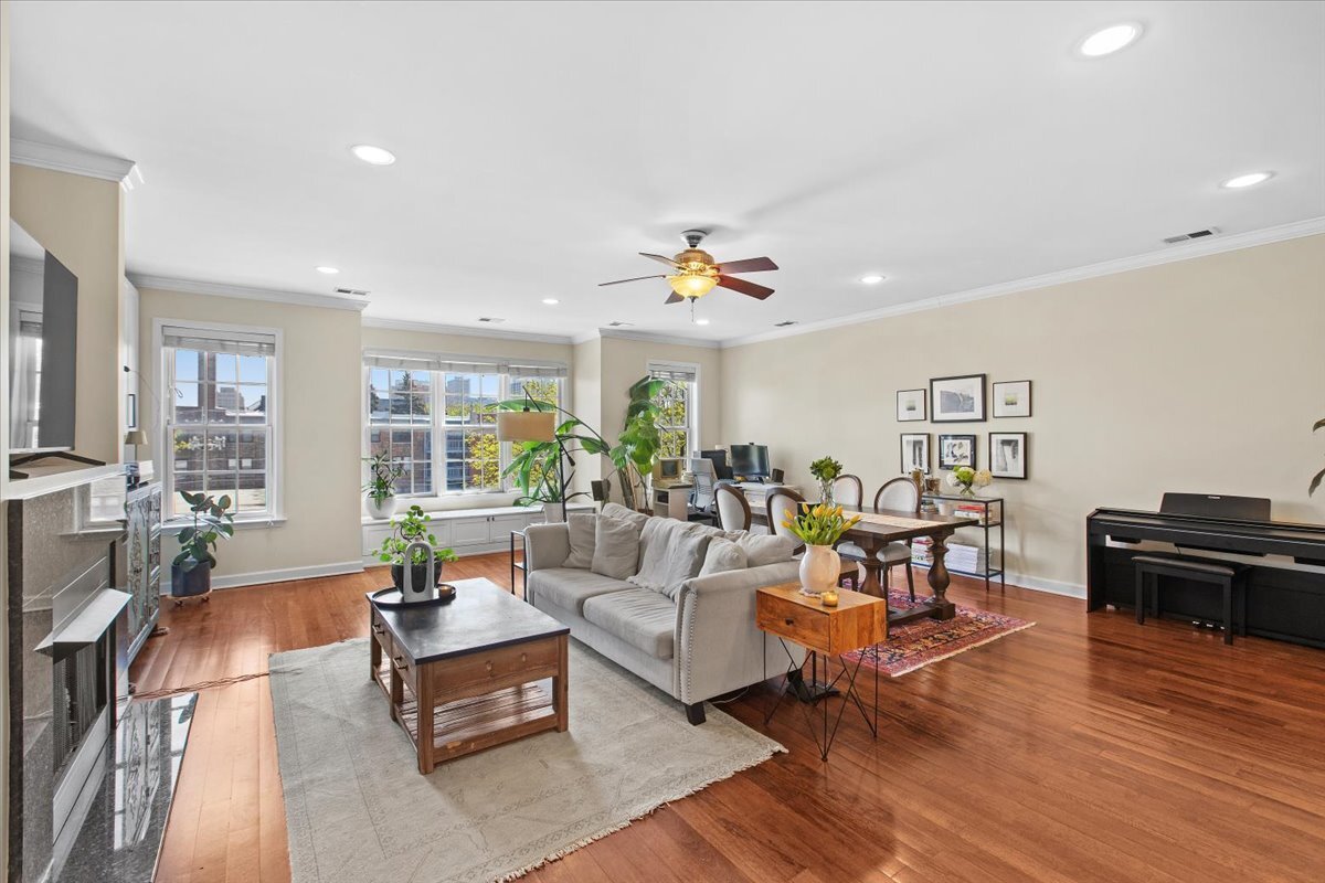 Property Photo: 3306 N Halsted Street 3 IL 60657