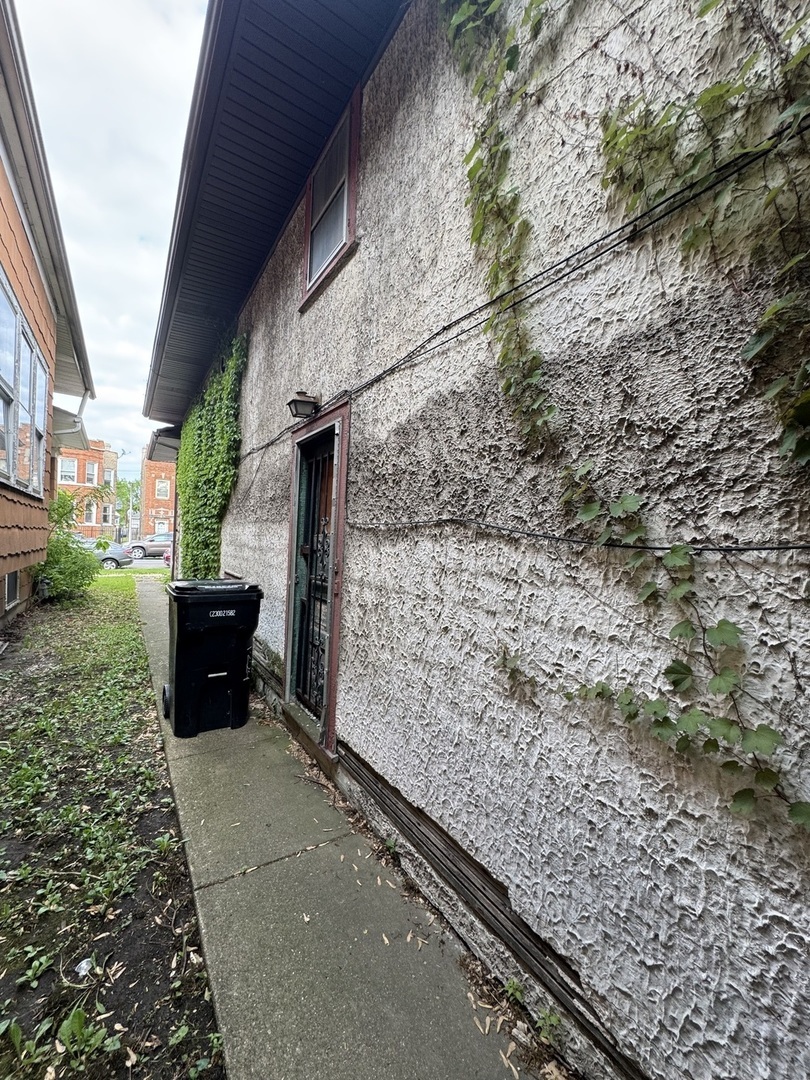 Property Photo: 1224 N Parkside Avenue IL 60651