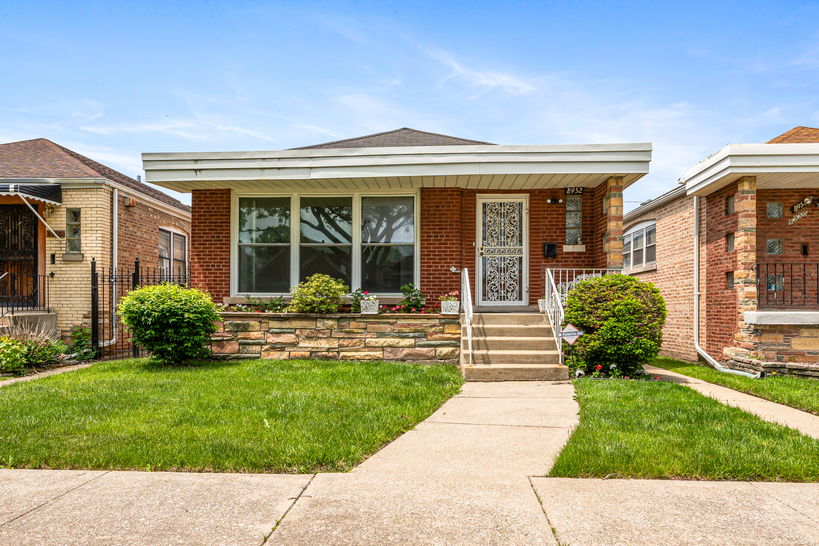 8952 S East End Avenue  Chicago IL 60617 photo
