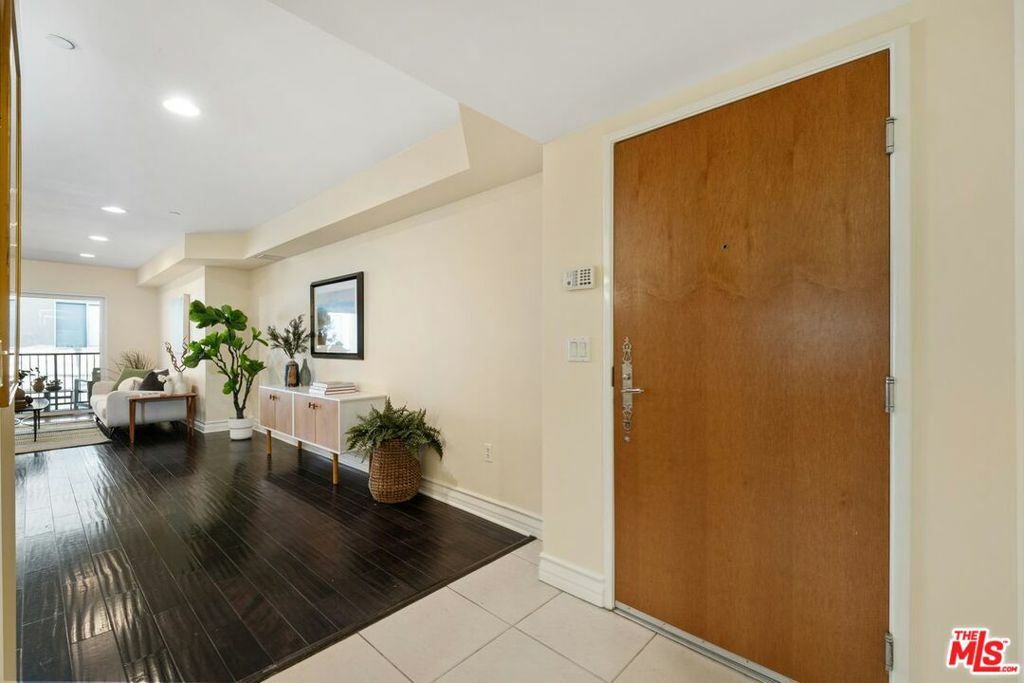 Property Photo: 1353 N Fuller Avenue 207 CA 90046