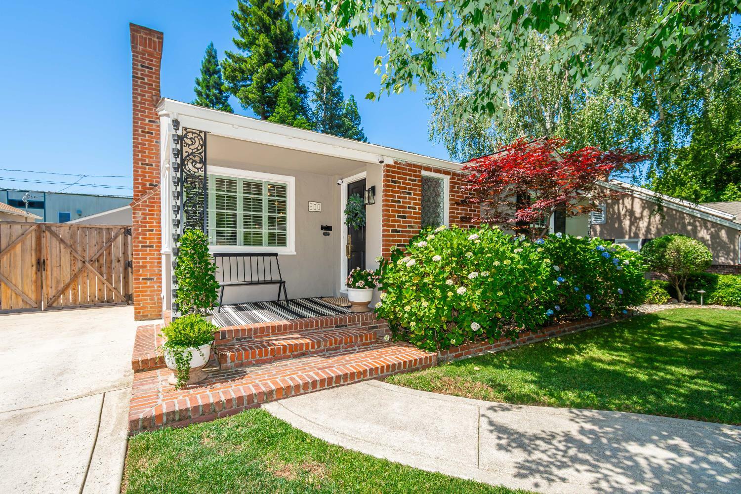 Property Photo:  900 Robertson Way  CA 95818 