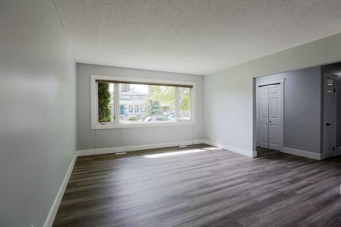 Property Photo:  2620 38 Street SW  AB T3E 3E8 