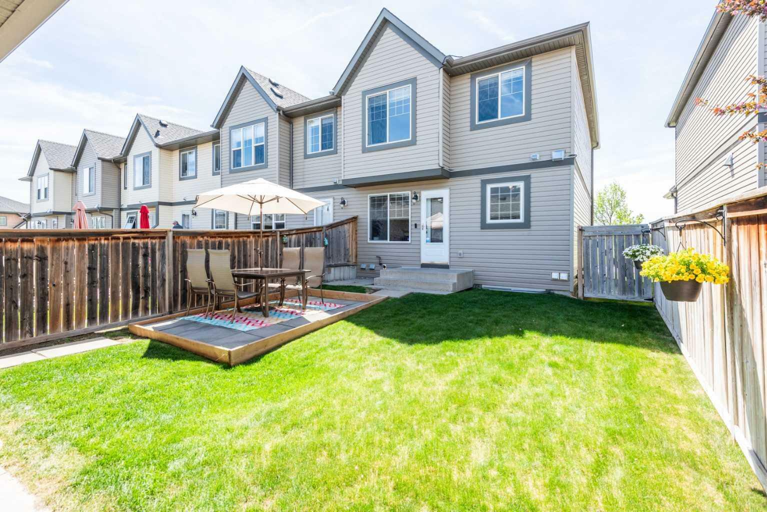 Property Photo: 90 Everridge Common SW AB T2Y 5H1