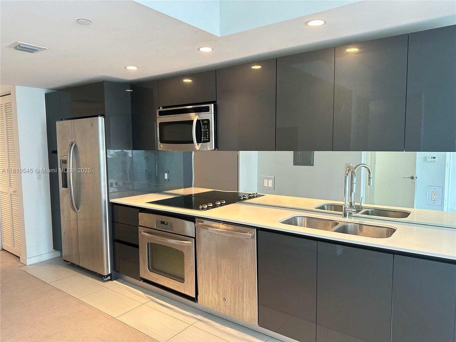 Property Photo: 31 SE 6th St 1603 FL 33131