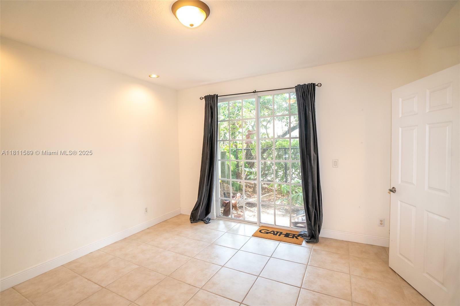 Property Photo: 2685 NE 9th Ave 4 FL 33334