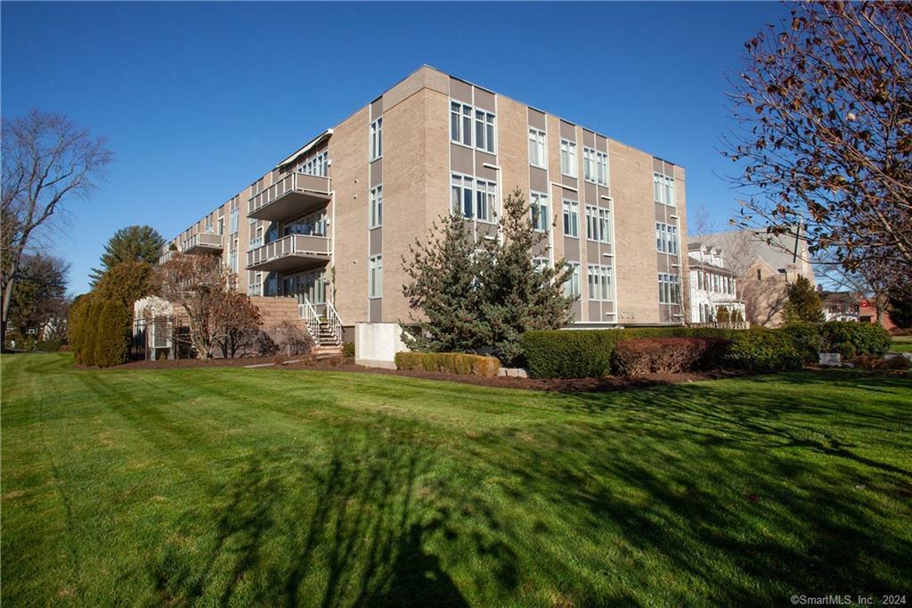 Property Photo:  1028 Farmington Avenue Apt 1G  CT 06107 