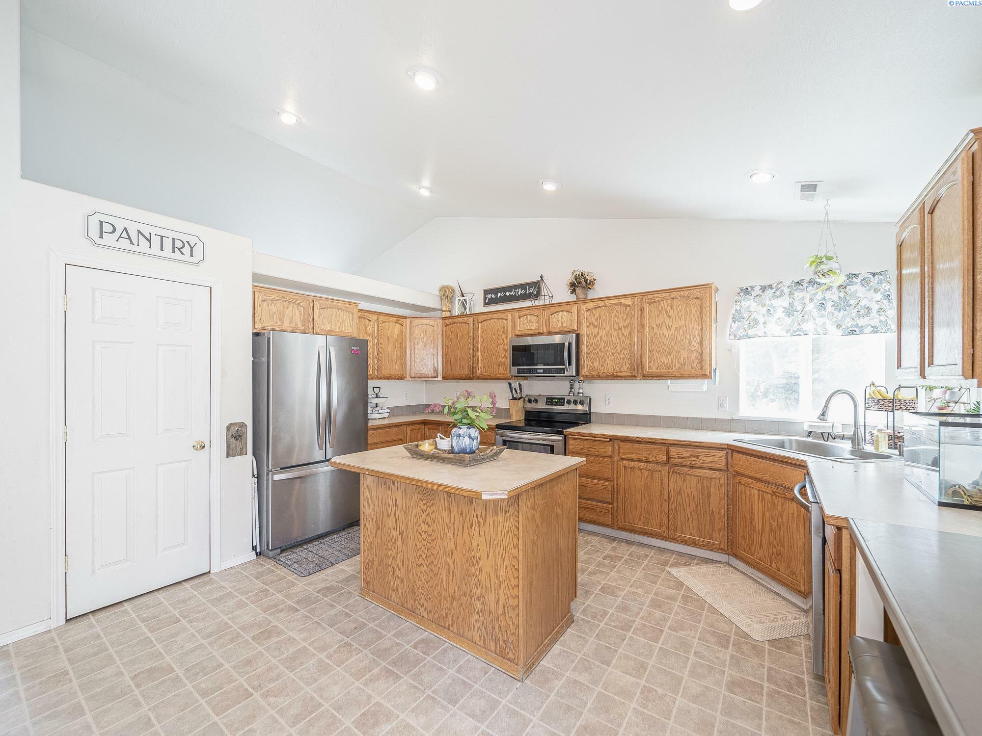 Property Photo: 612 S Young St. WA 99336-0000