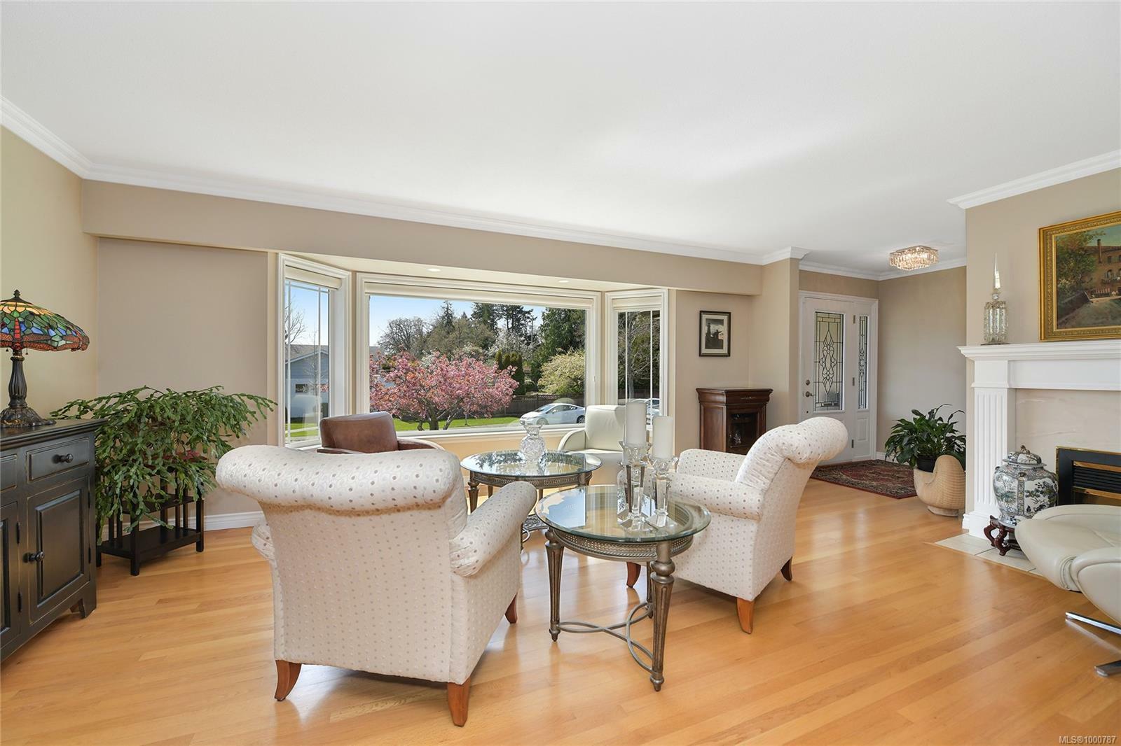 Photo de la propriété:  2198 Kendal Ave  BC V8P 1S2 