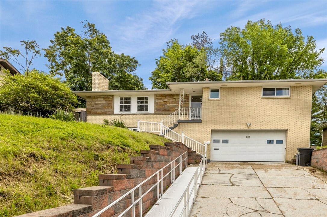Property Photo:  1105 Greentree Rd  PA 15220 
