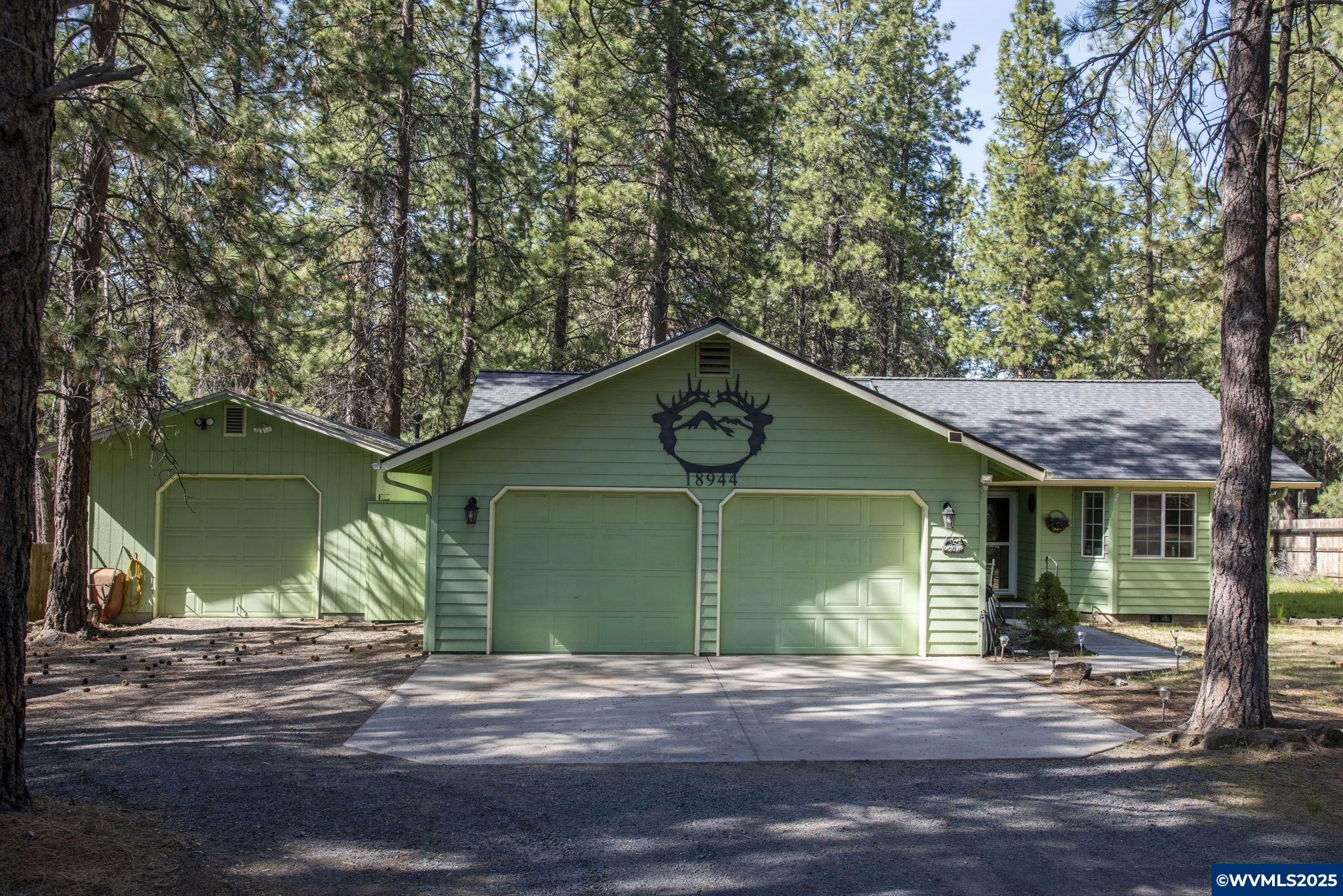 Property Photo: 18944 River Woods Dr OR 97702
