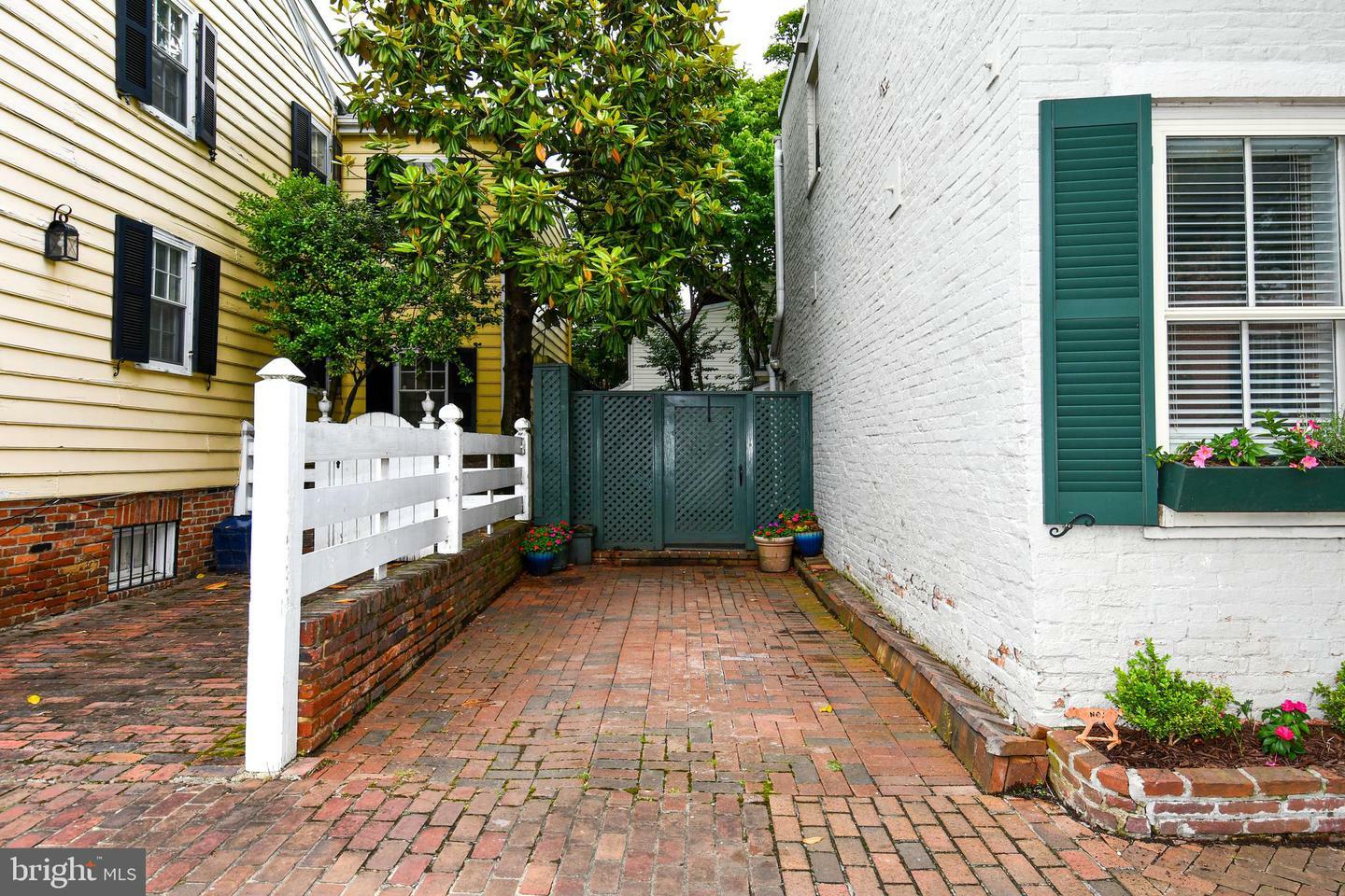 Property Photo: 305 N Saint Asaph Street N VA 22314