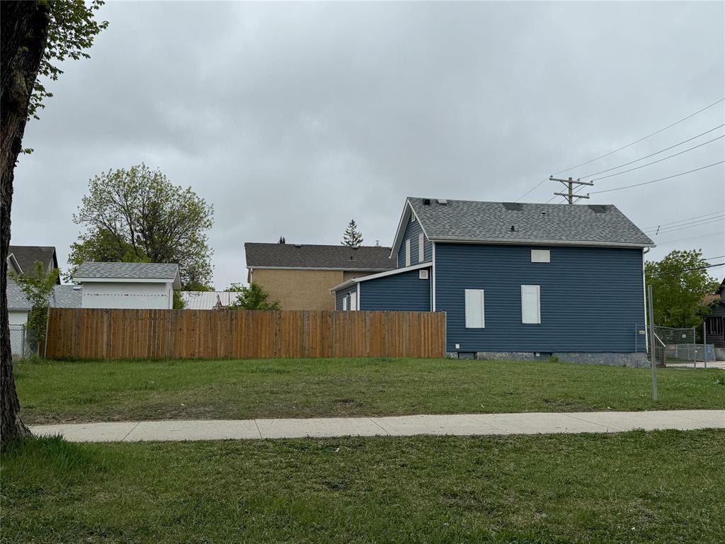 Property Photo: 465 Magnus Avenue MB R2W 2C2