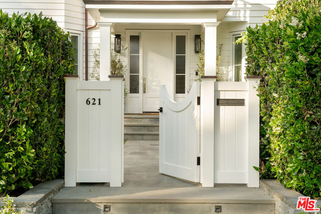 Property Photo: 621 21st Pl CA 90402