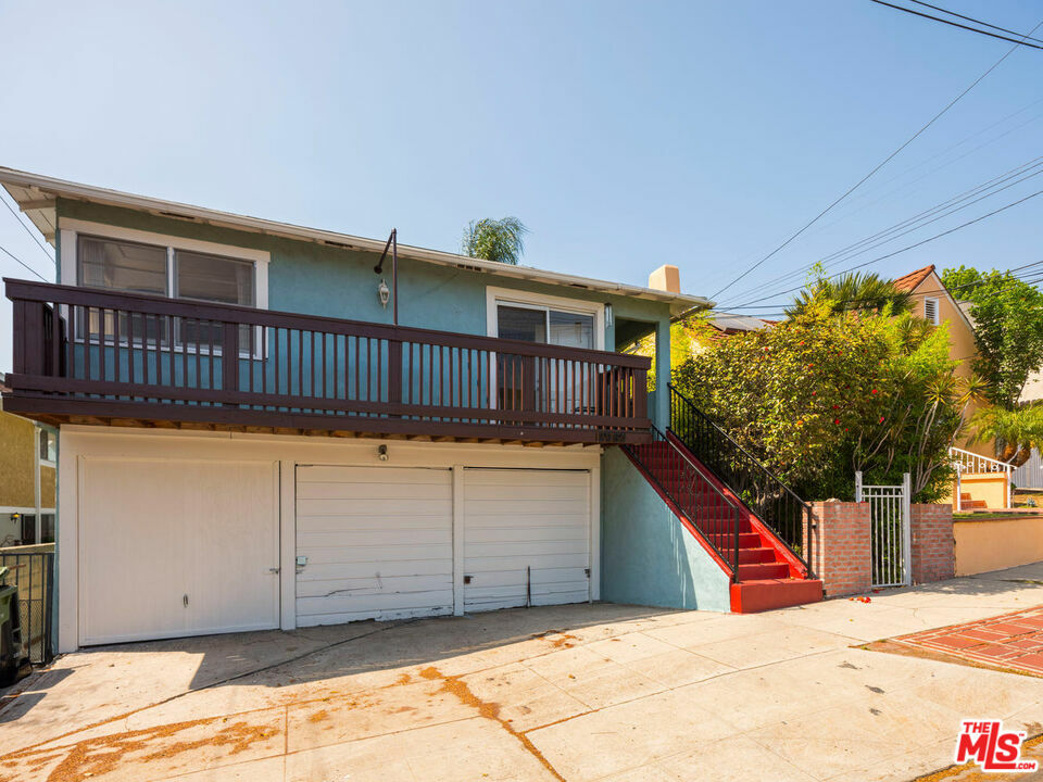 Property Photo: 2985 Sunnynook Dr CA 90039