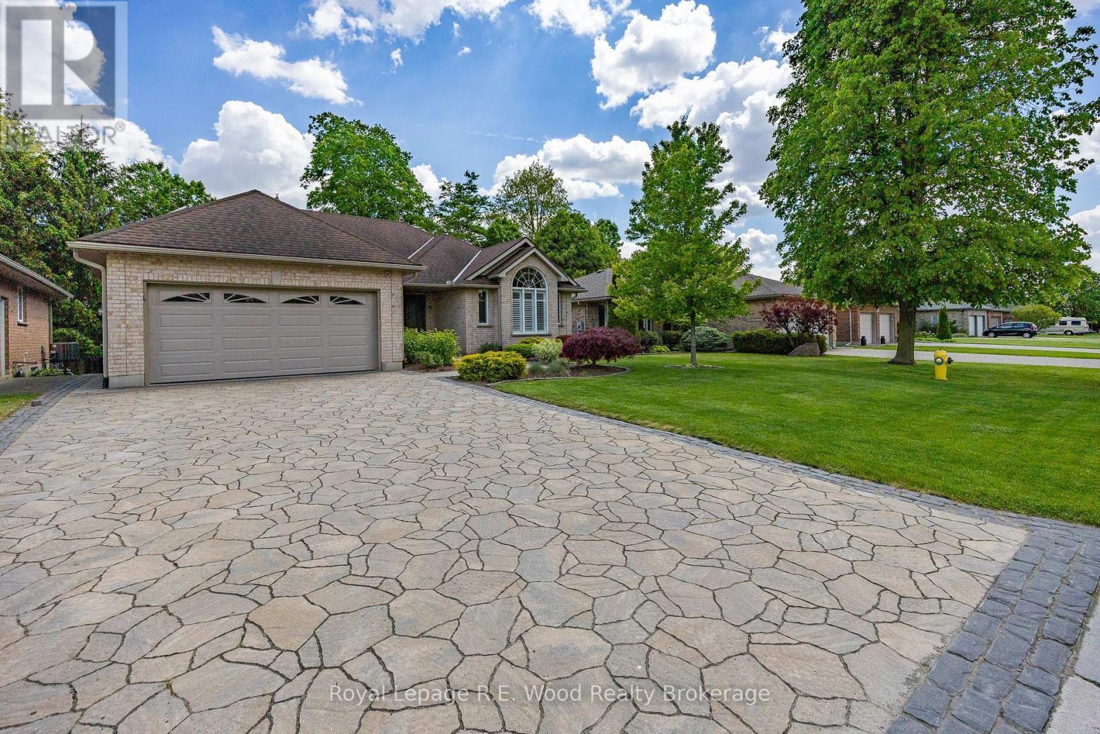 Property Photo: 36 Woodland Crescent ON N4G 5R5