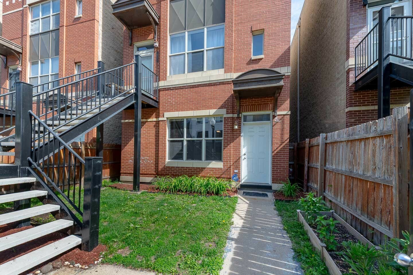Property Photo: 2142 W Madison Street 1 IL 60612