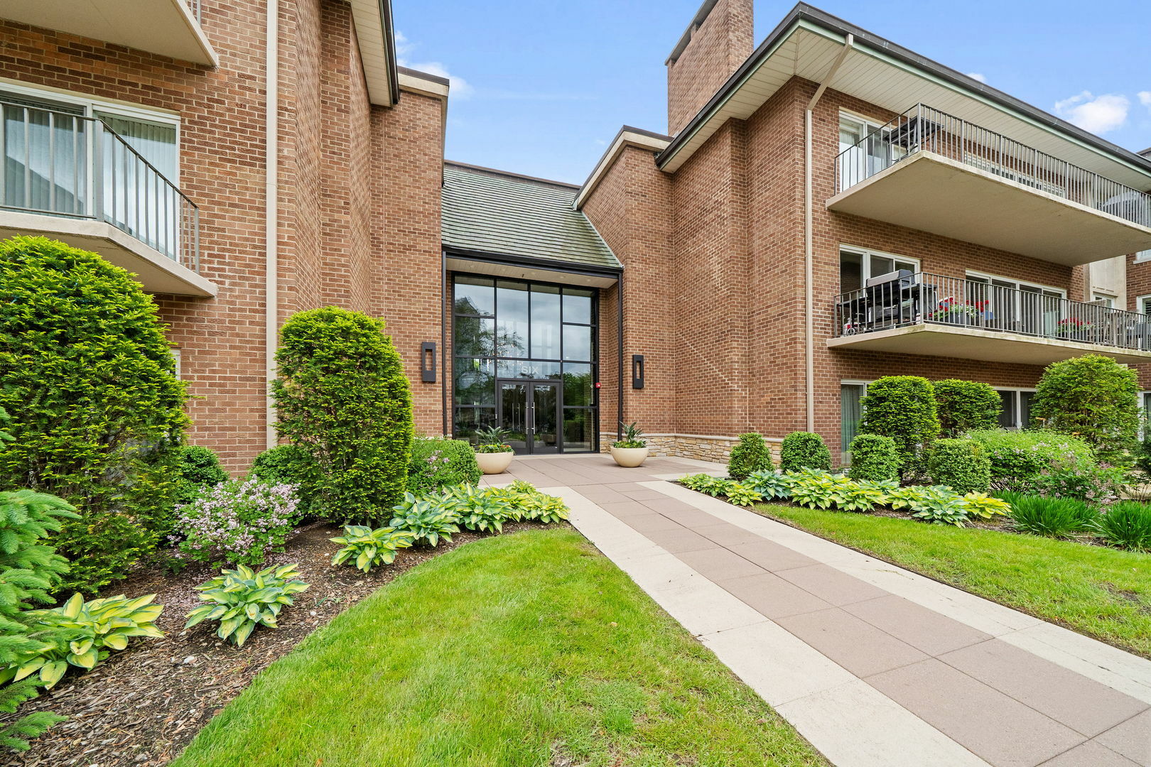 Property Photo: 6 Oak Brook Club Drive J104 IL 60523