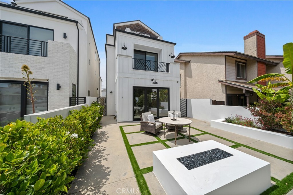 Property Photo:  303 12th Street  CA 92648 