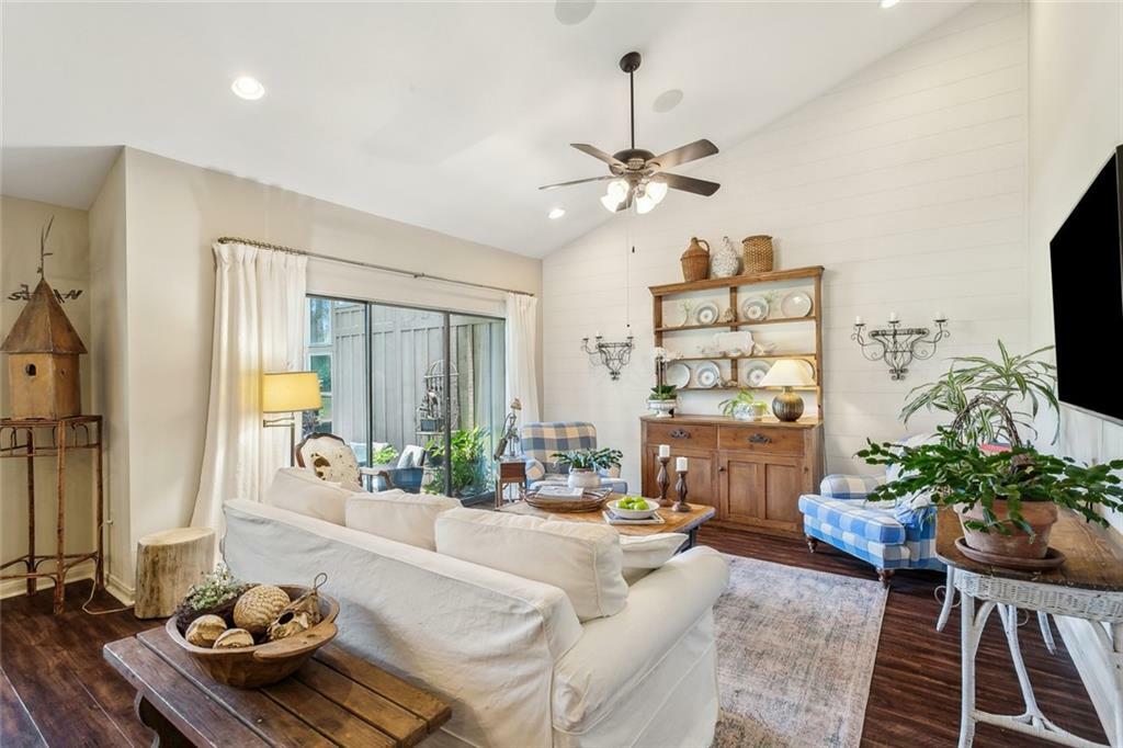 Property Photo: 8 S Court Villa 8 LA 70471
