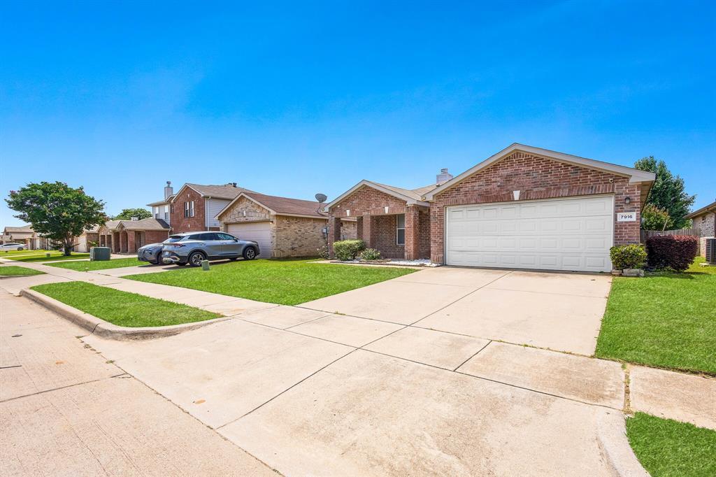 Property Photo: 7916 Hidden Brook Drive TX 76120