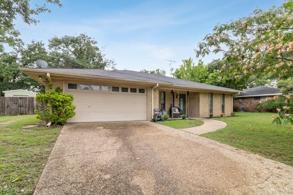 Property Photo: 2916 Lafayette Street TX 75110