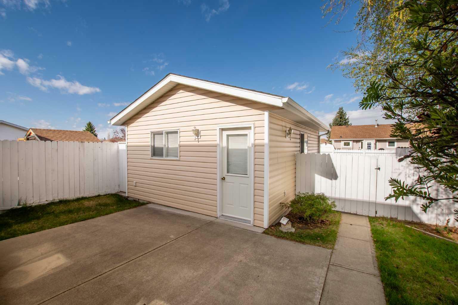 Property Photo: 8 Dunham Close AB T4R 2J5