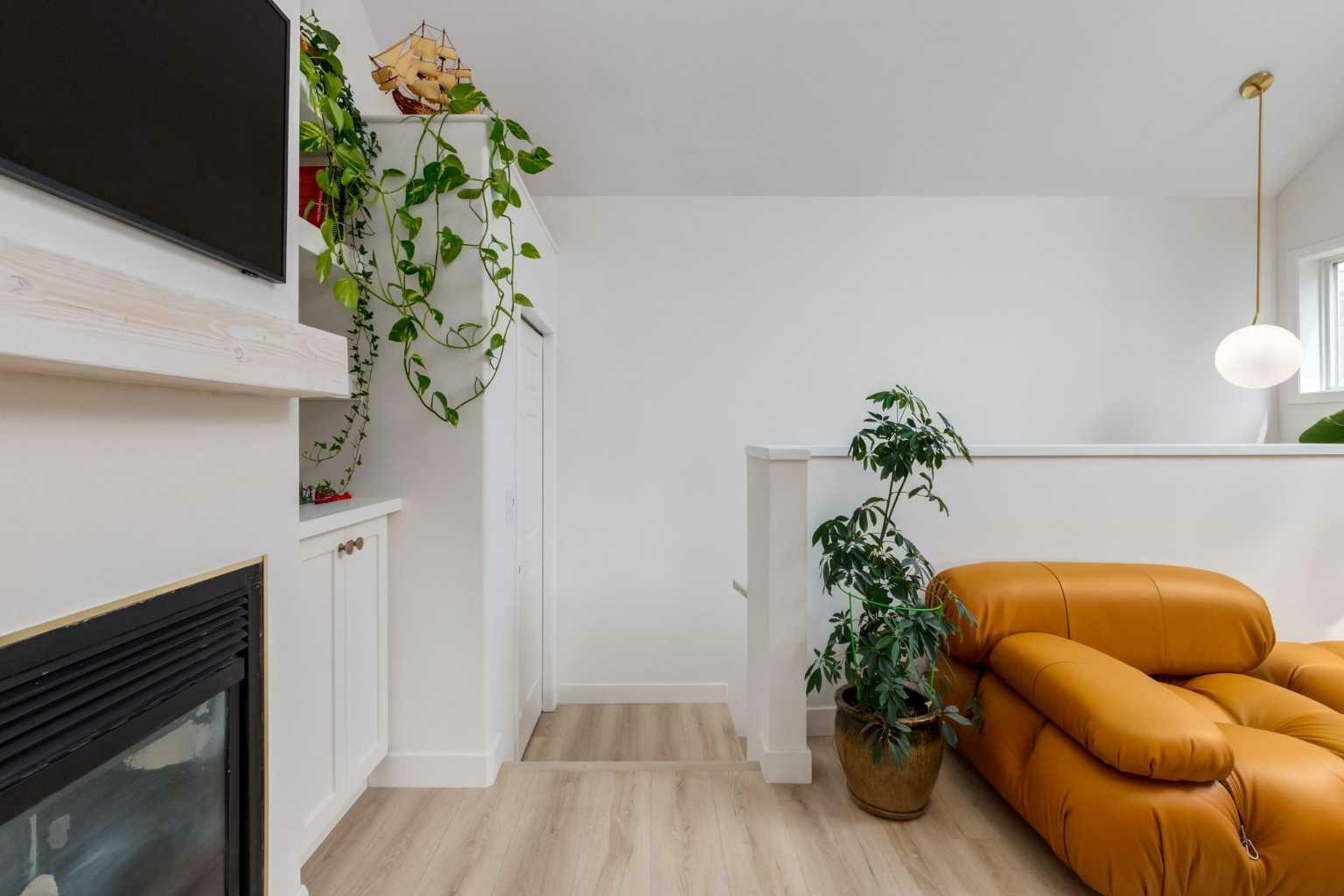 Property Photo:  5616 14 Avenue SW 18  AB T3H 3P9 