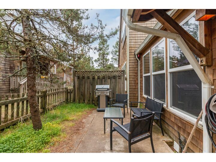 Property Photo:  5904 Barefoot Ln  OR 97135