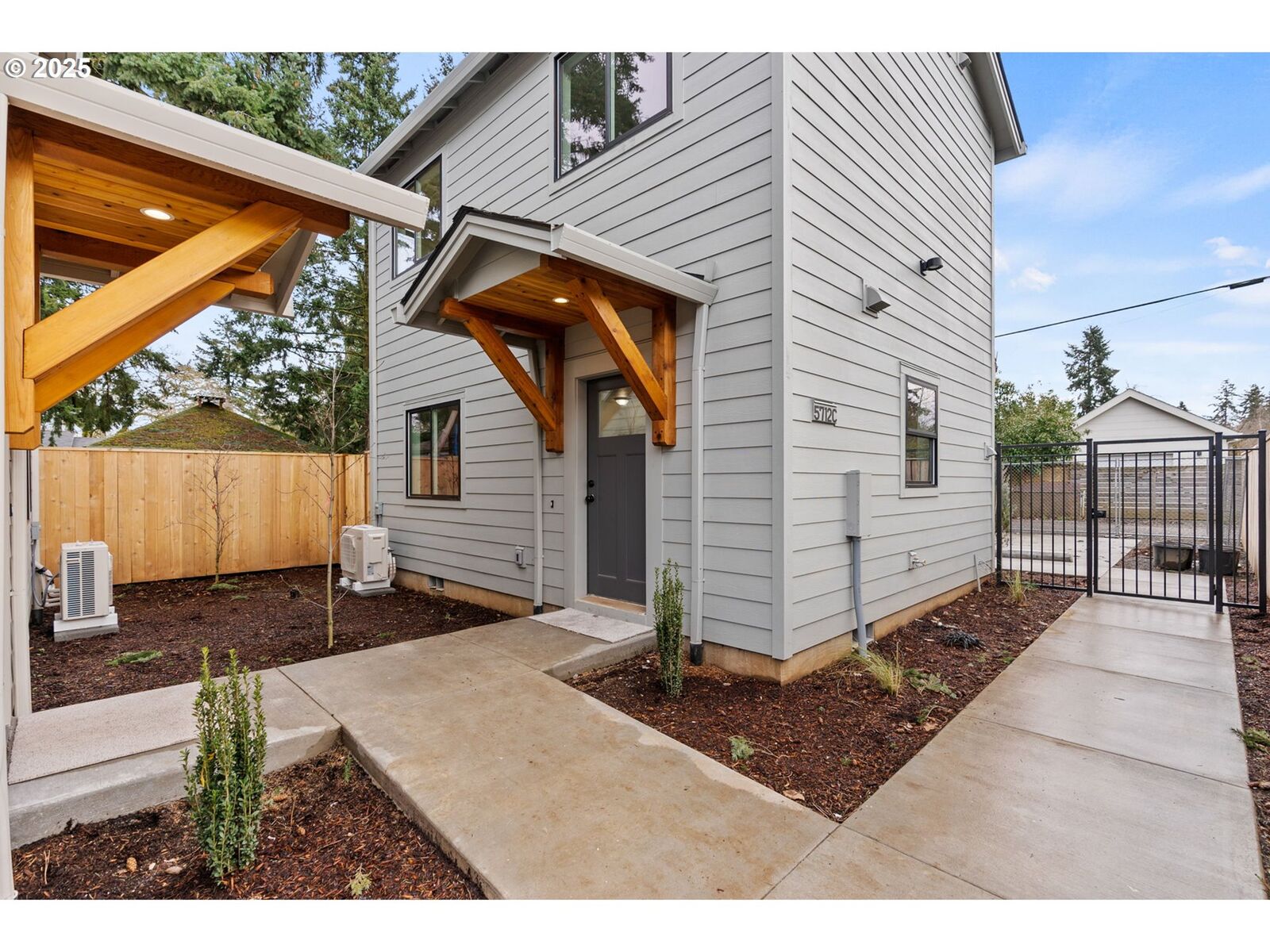 Property Photo: 5712 SE Ramona St C OR 97206